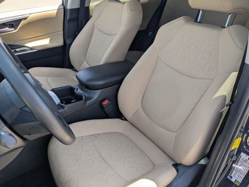 Used 2022 Toyota RAV4 XLE w/ Convenience Package image 17