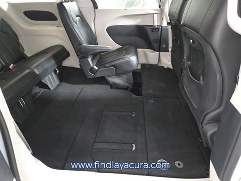 Used 2024 Chrysler Pacifica Touring-L FWD image 18