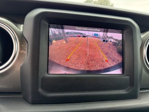 Used 2019 Jeep Wrangler Unlimited Sahara image 21