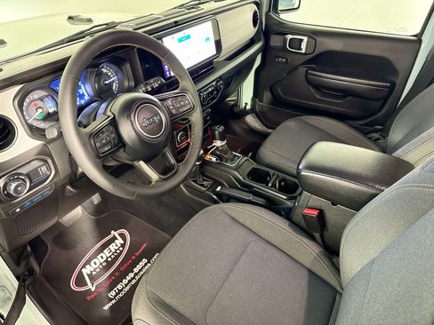 Used 2024 Jeep Wrangler Unlimited w/ Convenience Group image 15