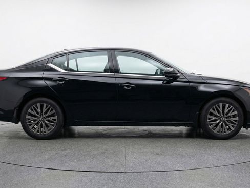 Used 2025 Nissan Altima 2.5 SV image 11