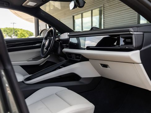 Certified 2025 Porsche Macan 4 Electric AWD/4WD image 42