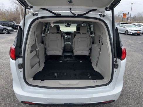 Used 2018 Chrysler Pacifica Touring-L Plus w/ Advanced Safetytec Group image 21