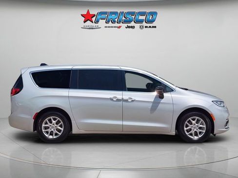 Used 2024 Chrysler Pacifica Touring-L FWD image 8