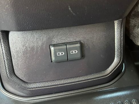 Used 2025 Toyota Highlander XLE FWD image 25