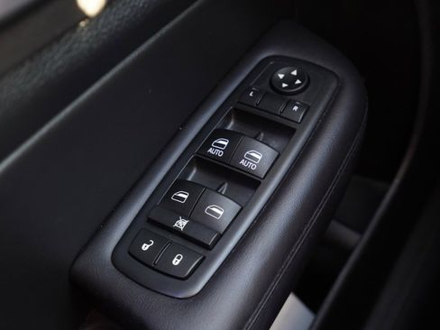 Used 2017 Chrysler 200 Limited Platinum image 10