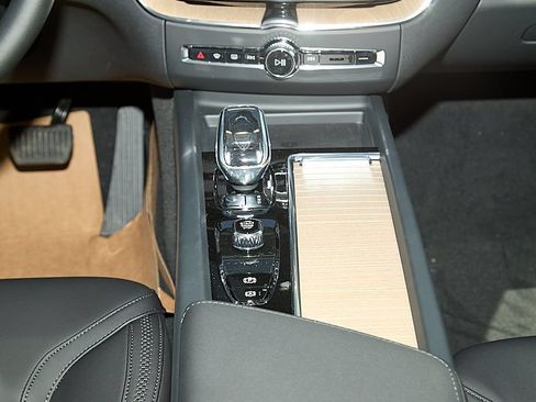 New 2026 Volvo XC60 B5 Plus w/ Climate Package PRO AWD/4WD image 28