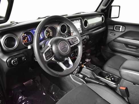 Used 2023 Jeep Gladiator Overland image 11