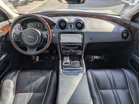 Used 2019 Jaguar XJ R-Sport RWD image 25