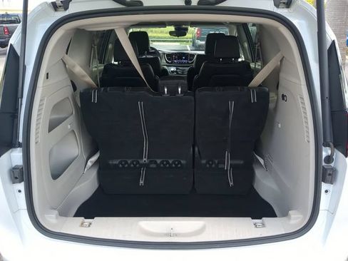 Used 2023 Chrysler Pacifica Touring-L FWD image 14