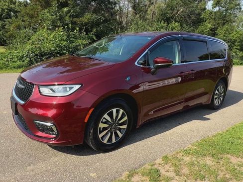 Used 2023 Chrysler Pacifica Touring-L image 27