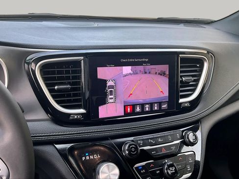 Used 2025 Chrysler Pacifica Select FWD image 26