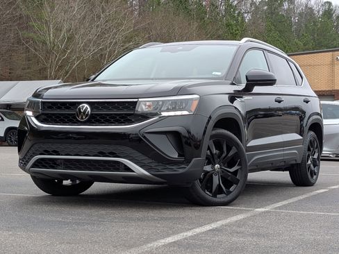 Used 2024 Volkswagen Taos SE w/ Panoramic Sunroof Package image 4