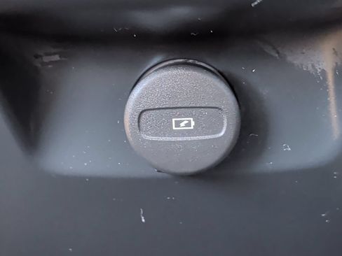 Used 2025 Volvo XC60 B5 Plus AWD/4WD image 32