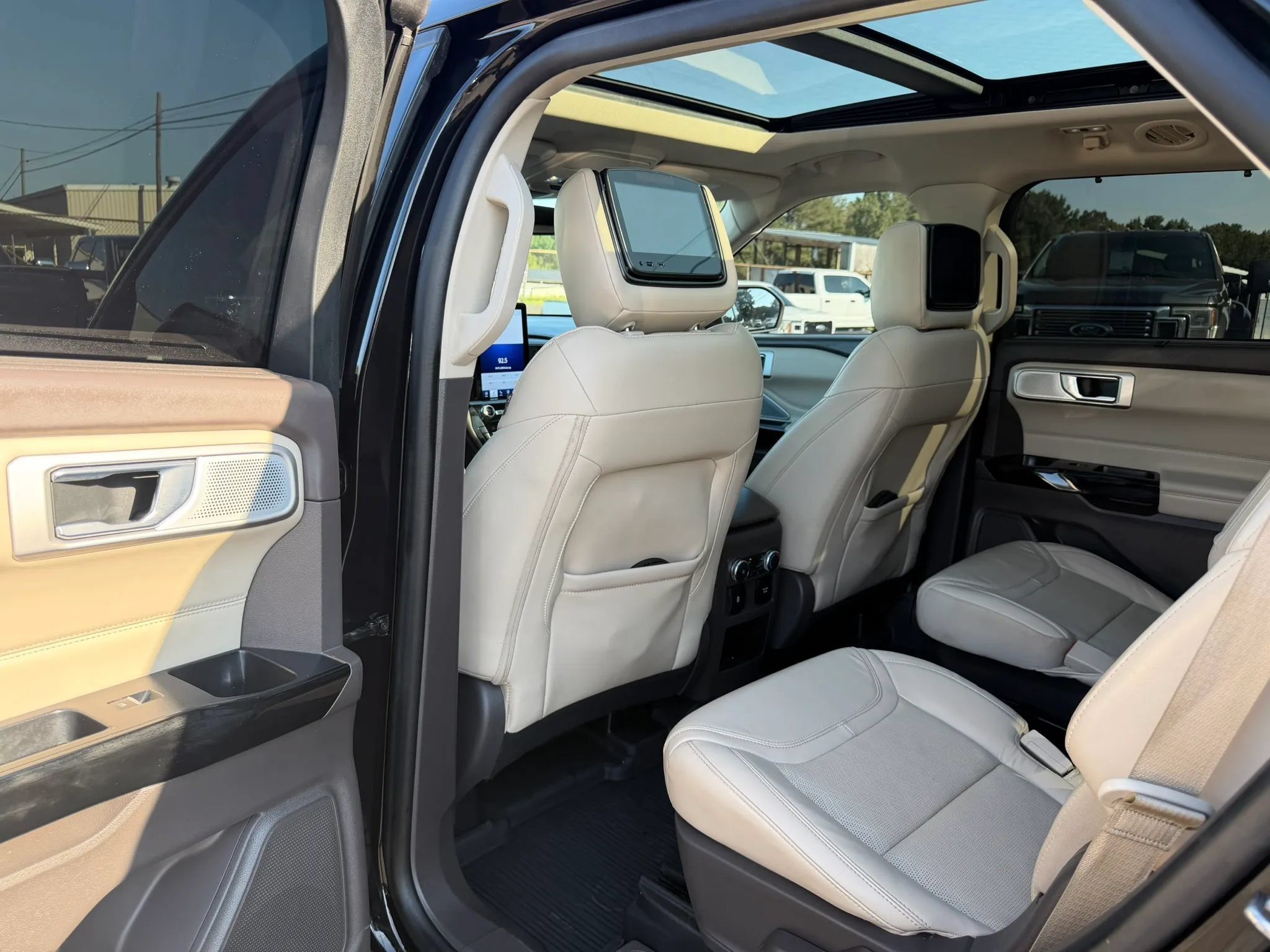 Used 2021 Ford Explorer Platinum w/ Equipment Group 601A AWD/4WD image 24