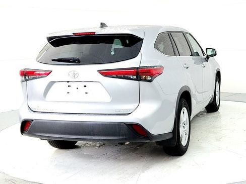 Used 2023 Toyota Highlander LE AWD/4WD image 5