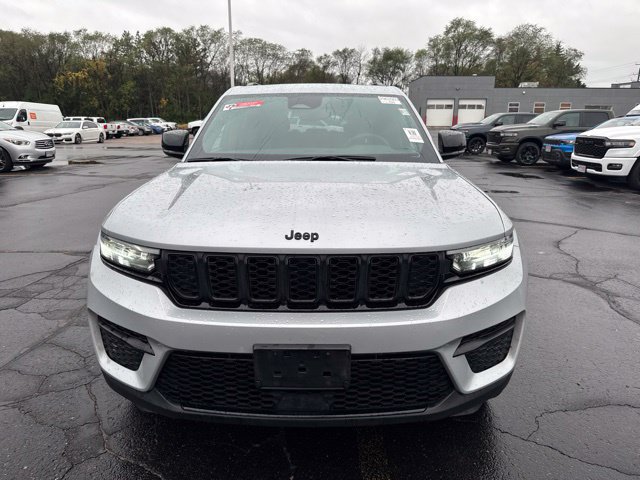 Used 2024 Jeep Grand Cherokee Altitude AWD/4WD image 2