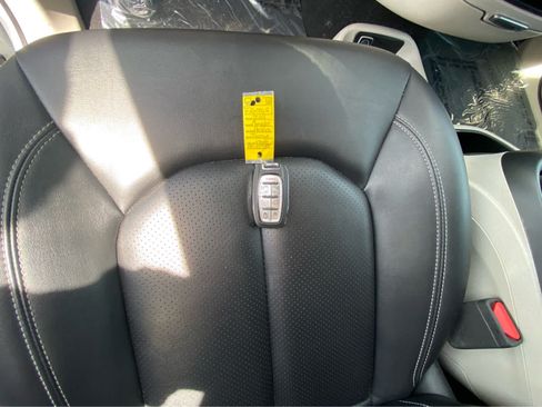 Used 2024 Chrysler Pacifica Touring-L FWD image 37