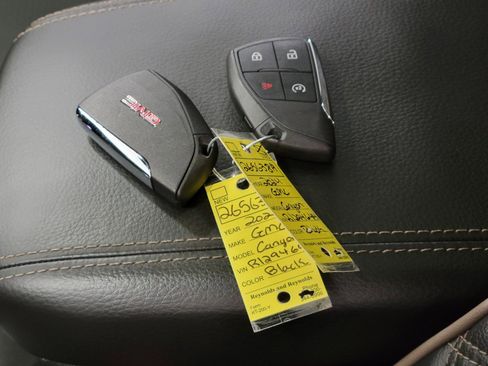Used 2024 GMC Canyon Denali AWD/4WD image 28