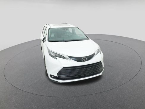 New 2026 Toyota Sienna XLE image 14