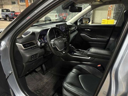 Used 2023 Toyota Highlander XLE image 30