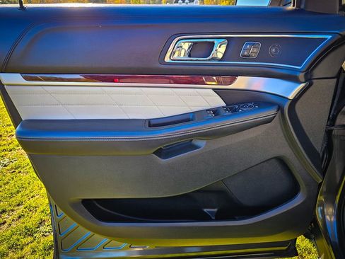 Used 2017 Ford Explorer Platinum image 11