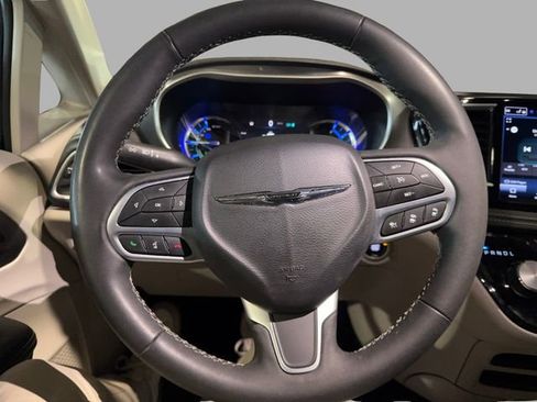 Used 2023 Chrysler Pacifica Touring-L image 13