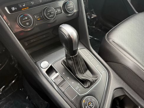 Used 2021 Volkswagen Tiguan SE image 16