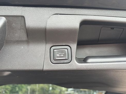 Used 2022 GMC Acadia SLE w/ Driver Convenience Package FWD image 6
