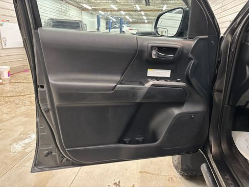 Used 2017 Toyota Tacoma TRD Off-Road image 9