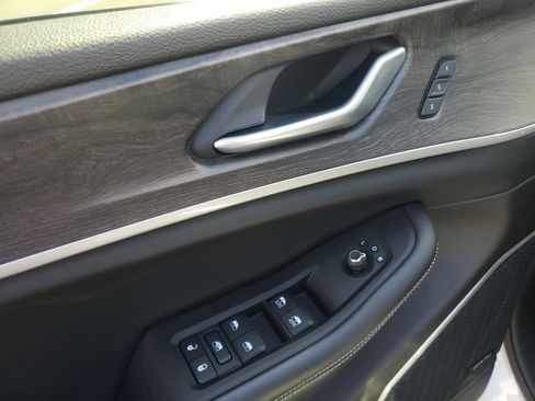 Used 2023 Jeep Grand Cherokee L Limited RWD image 9