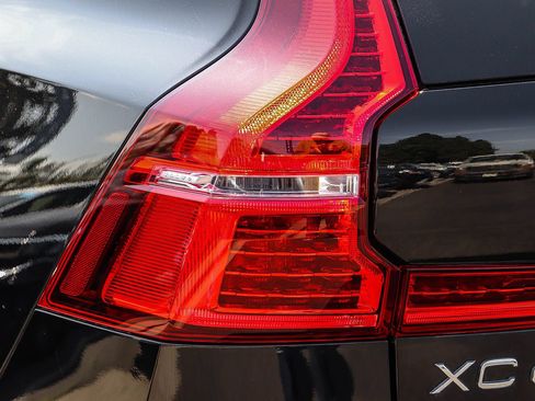 Used 2023 Volvo XC60 B5 Ultimate w/ Climate Package FWD image 9