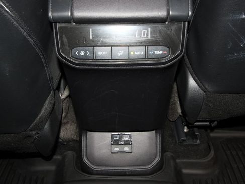 Used 2025 Toyota Highlander XLE AWD/4WD image 28