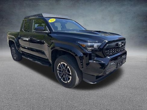 Used 2024 Toyota Tacoma TRD Sport w/ TRD Sport Upgrade Package AWD/4WD image 4