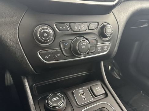 Used 2021 Jeep Cherokee Latitude Plus image 8