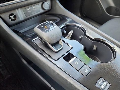 Used 2025 Nissan Rogue S image 27