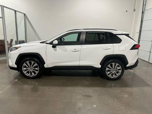 Used 2020 Toyota RAV4 XLE Premium image 7