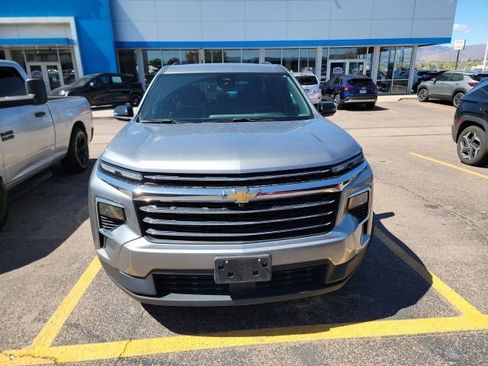 Used 2025 Chevrolet Traverse LT image 2