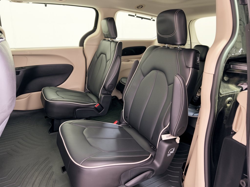 Used 2024 Chrysler Pacifica Limited FWD image 25
