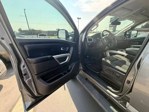 Used 2018 Nissan Titan SV w/ SV Convenience Package AWD/4WD image 10