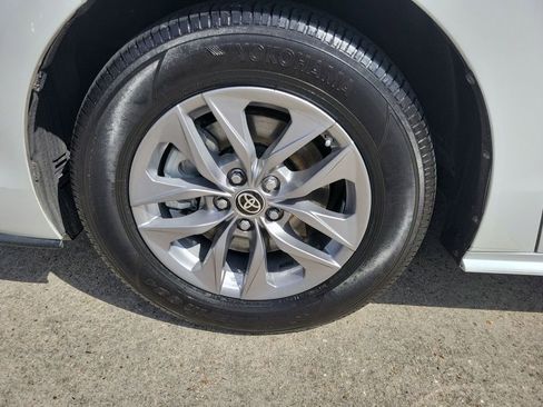 Certified 2023 Toyota Sienna XLE image 28