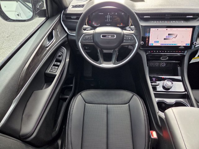 New 2026 Jeep Grand Cherokee Limited w/ Luxury Tech Group II AWD/4WD image 13