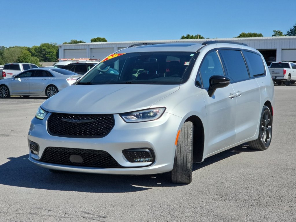 Certified 2026 Chrysler Pacifica Limited w/ S Appearance Package FWD image 3