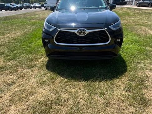 Used 2022 Toyota Highlander XLE AWD/4WD image 9