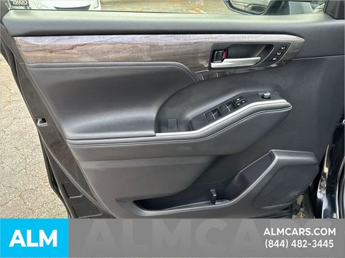 Used 2024 Toyota Highlander Limited image 11