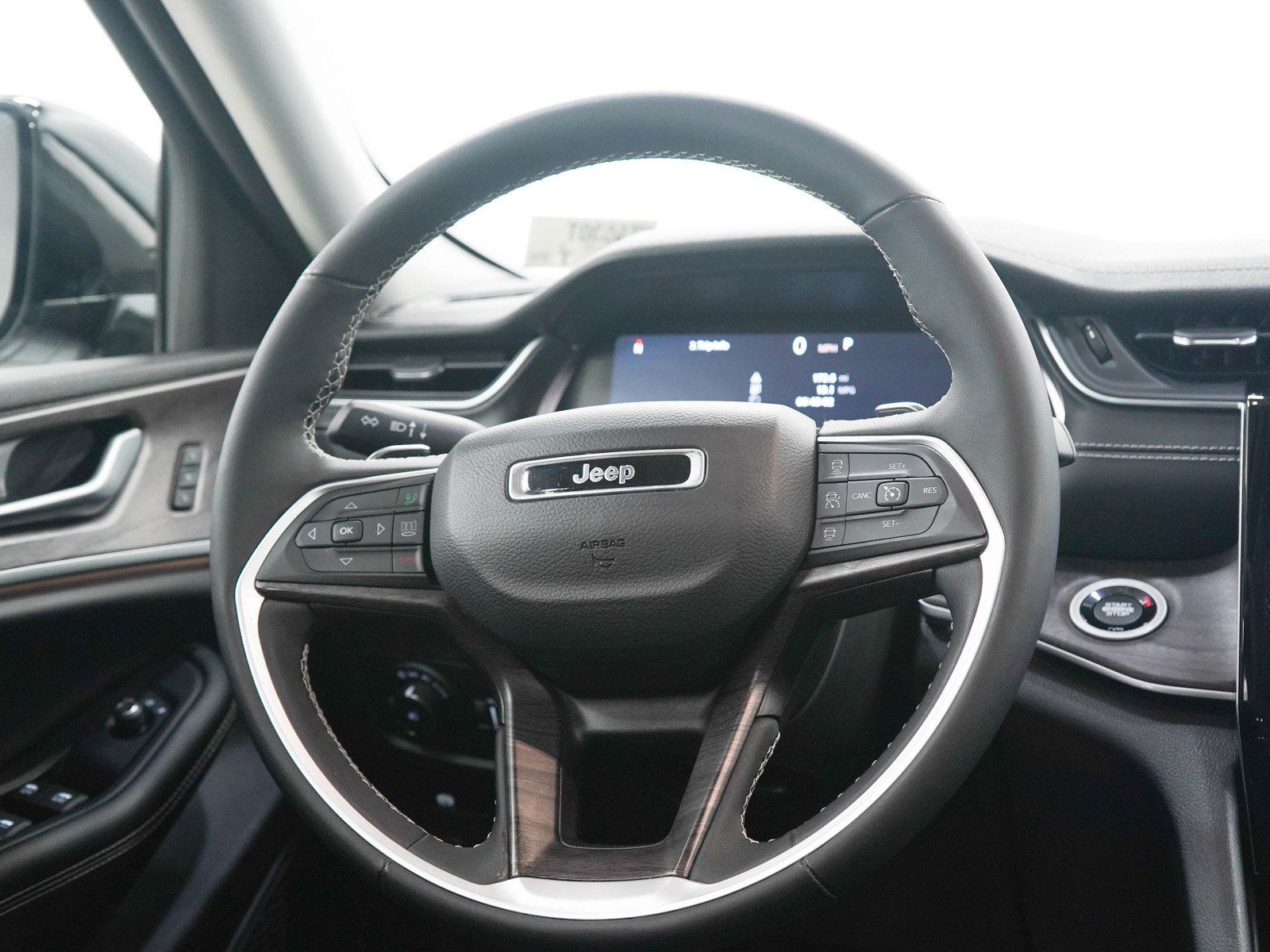Used 2023 Jeep Grand Cherokee Limited AWD/4WD image 17