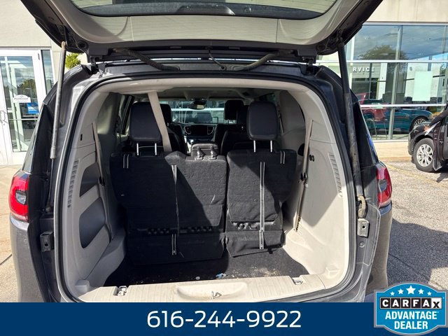 Used 2022 Chrysler Pacifica Touring-L FWD image 14