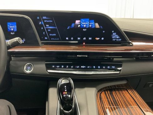 Used 2022 Cadillac Escalade Premium Luxury AWD/4WD image 24