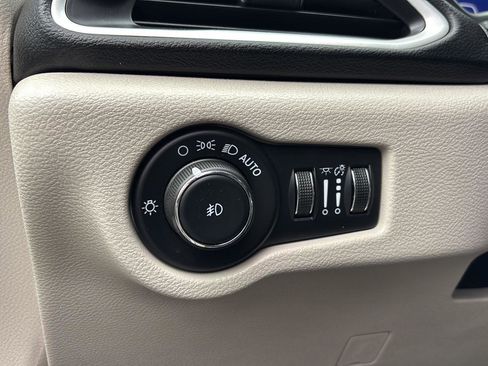 Used 2024 Chrysler Pacifica Touring-L FWD image 27