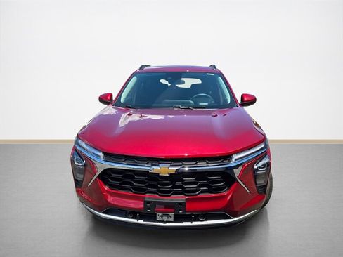 Used 2024 Chevrolet Trax LT w/ Sunroof Package FWD image 9